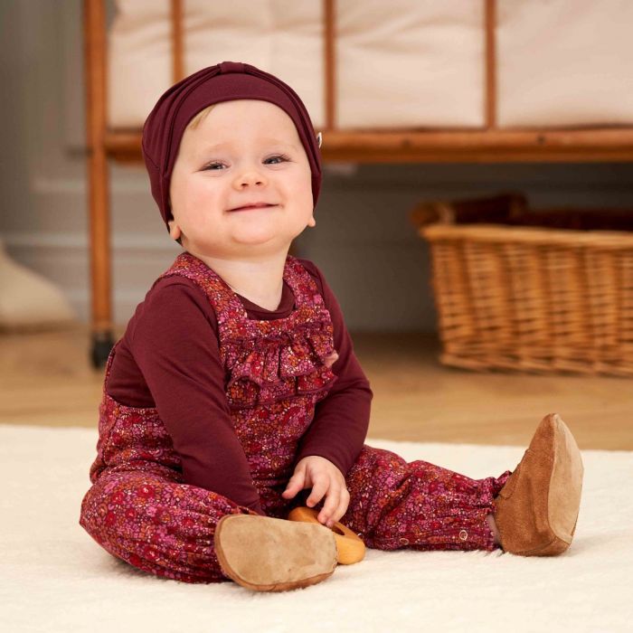 Müsli Langarmbody 'Cozy Me - Fig' getragen von einem lachenden Baby