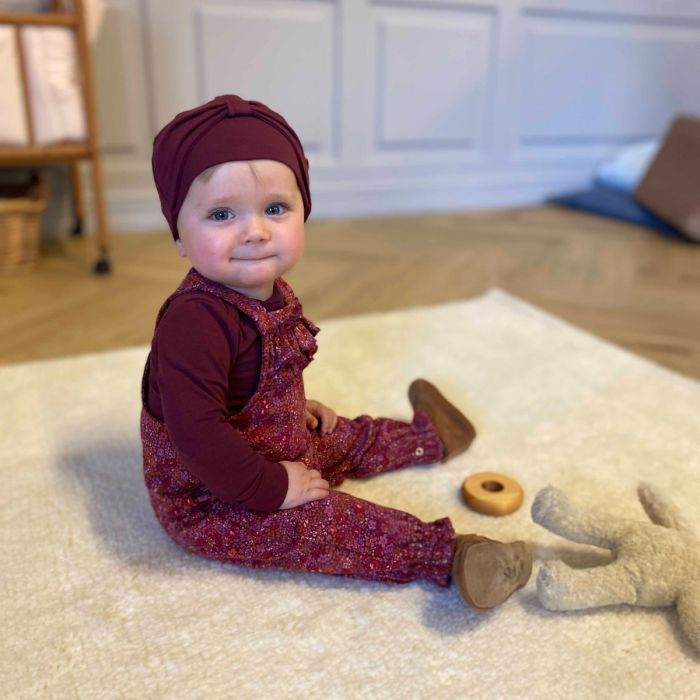 Müsli Langarmbody 'Cozy Me - Fig' getragen von einem Baby